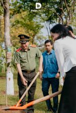 Thủ Tướng Phạm Minh Chính dẫn đầu đoàn đại biểu cấp cao Việt Nam dâng hương đền thờ Bác Hồ và trồng cây lưu niệm.