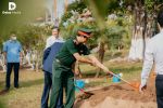 Thủ Tướng Phạm Minh Chính dẫn đầu đoàn đại biểu cấp cao Việt Nam dâng hương đền thờ Bác Hồ và trồng cây lưu niệm.
